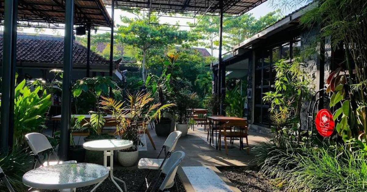 Rasa yang Menggoda di Jantung Cilacap: Road Runner Container Cafe